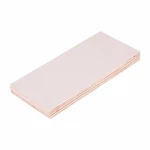 Como o compensado melamínico de cor sólida se compara ao aglomerado em termos...